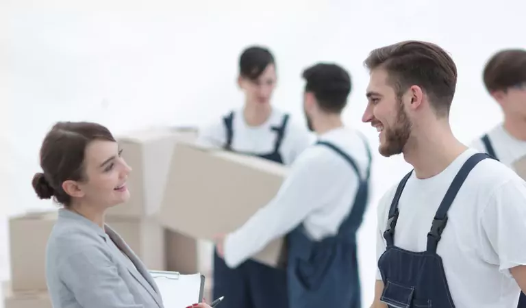 young woman talking with a professional mover
